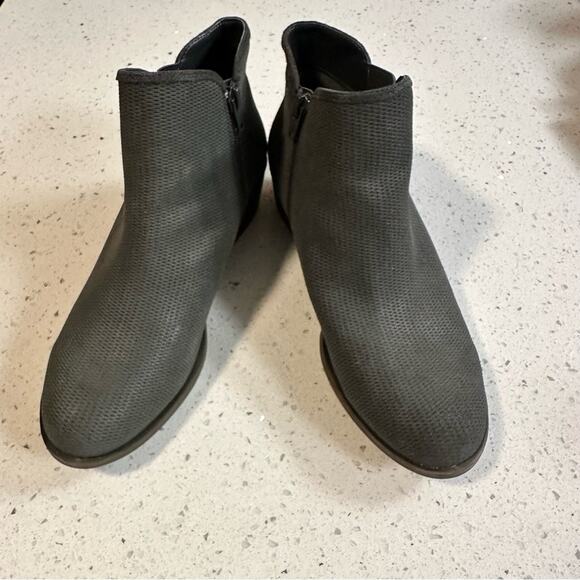 Kensie Gerona Textured Gray Ankle Booties Low Block Heel Size 9M - Picture 2 of 10